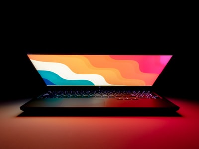 黑桌子上的macbook pro